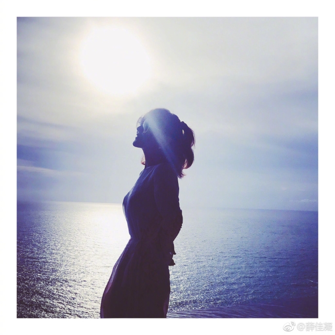 组图：薛佳凝晒闺蜜团海边度假照 个个大长腿甜笑比心