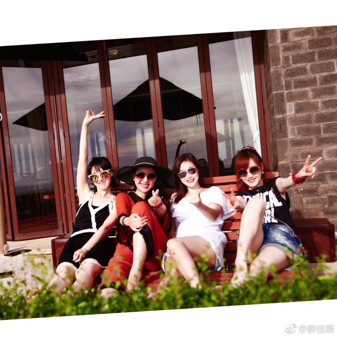 组图：薛佳凝晒闺蜜团海边度假照 个个大长腿甜笑比心