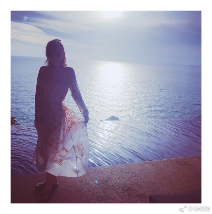 组图：薛佳凝晒闺蜜团海边度假照 个个大长腿甜笑比心