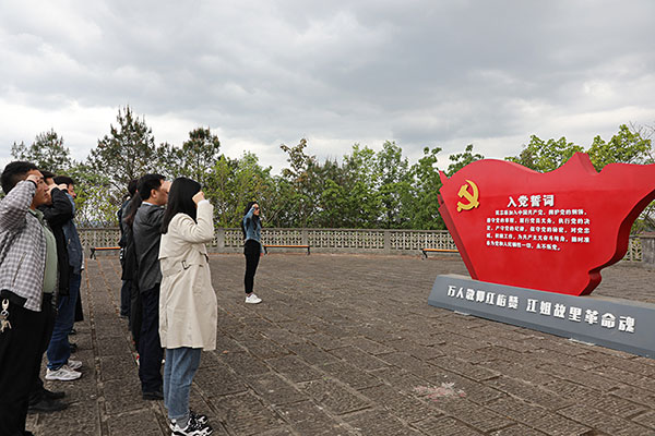 多个组织前往江姐故居开展清明祭英烈活动_fororder_2重温入党誓词