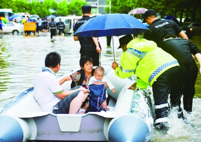 （平安江苏图文）南京城管执法人员皮划艇“摆渡” 助居民出行