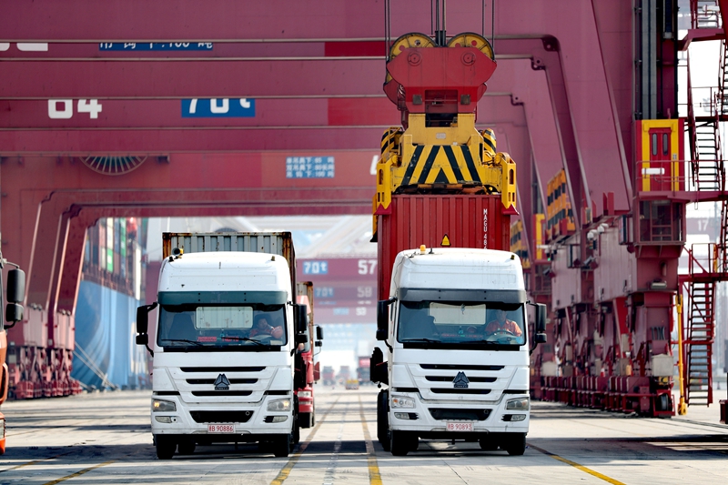 【原创】山东港口一季度完成货物吞吐量3.7亿吨_fororder_4日7日，位于山东自贸区青岛片区的山东港口青岛港前湾集装箱码头，货车往来穿梭装运货物。（张进刚 摄1）电话13854260100