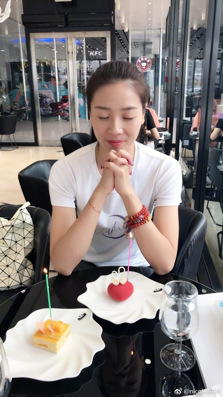 9月26日,中国女排二传,里约奥运冠军魏秋月领证加庆生,微博晒与难友