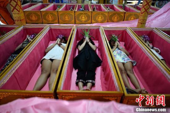 泰国佛教徒躺棺材内祈福 驱除厄运迎接新生