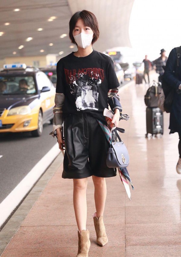 周冬雨超搭秀麻杆腿 素颜短发与窦靖童撞脸