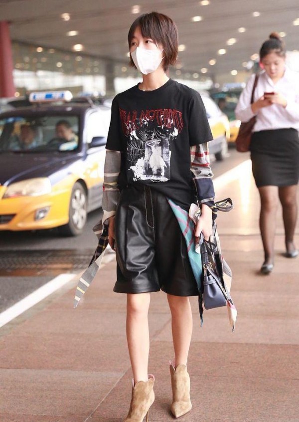 周冬雨超搭秀麻杆腿 素颜短发与窦靖童撞脸