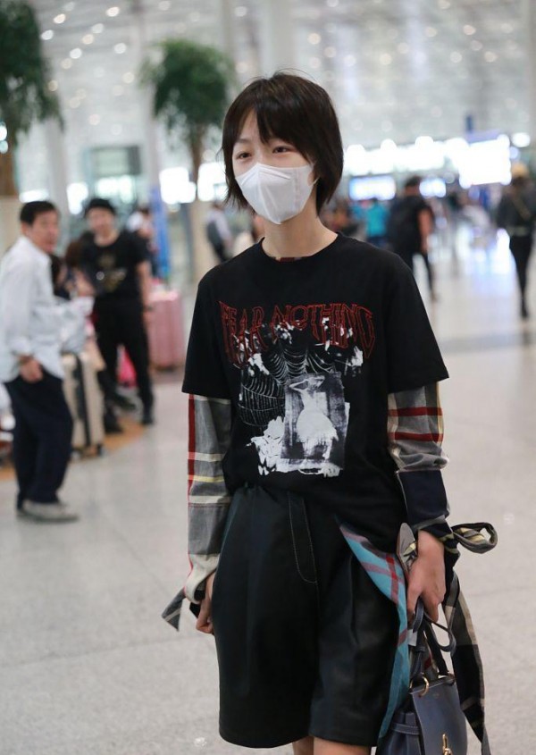 周冬雨超搭秀麻杆腿 素颜短发与窦靖童撞脸