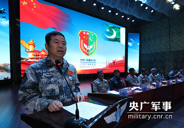 中巴空军联合训练中方分队指挥官王燕崎在结训仪式上发表讲话