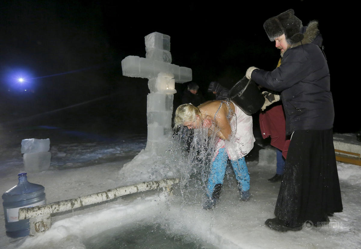 俄罗斯主显节 民众零下33度挑战冰点极寒
