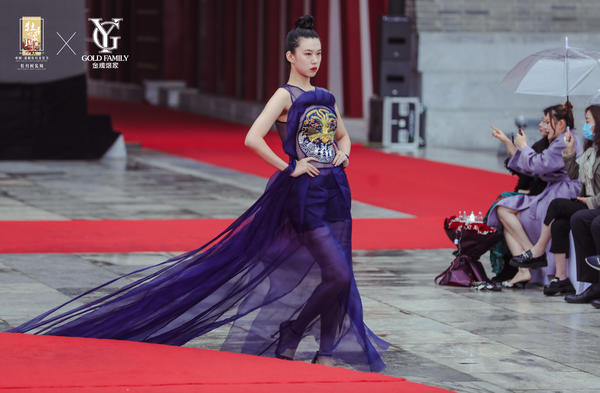 Luoyang Peony Fashion Week Kicks Off at Yingtianmen_fororder_图片1