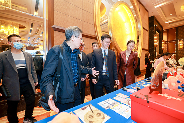 川南渝西文化旅游联盟成立 自贡推荐线路受关注_fororder_4自贡文旅展台现场（供图-自贡市文化广播电视和旅游局）