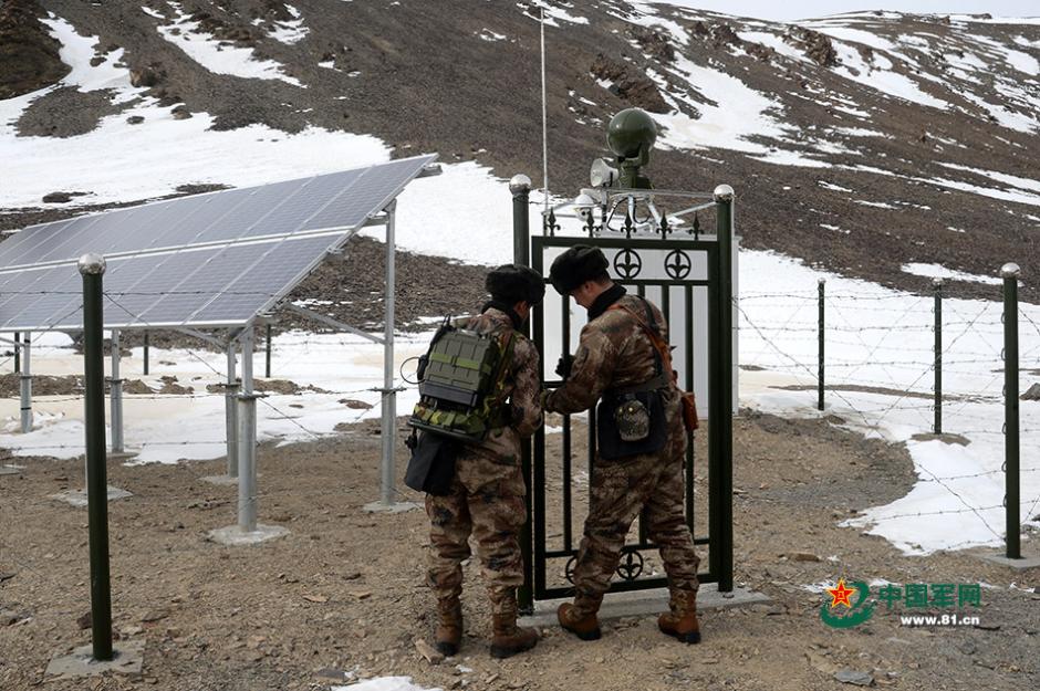 新疆边防官兵爬陡峭雪山 军马挣扎过冰河