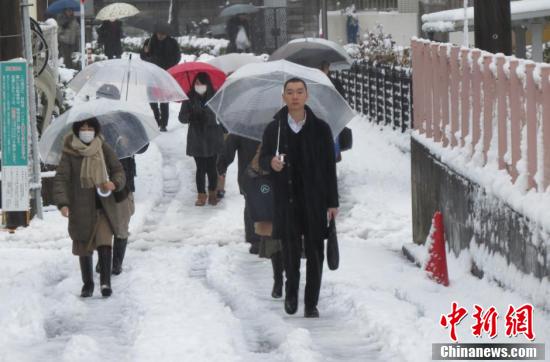 日本东部遭强暴风雪袭击 交通混乱路人寸步难行