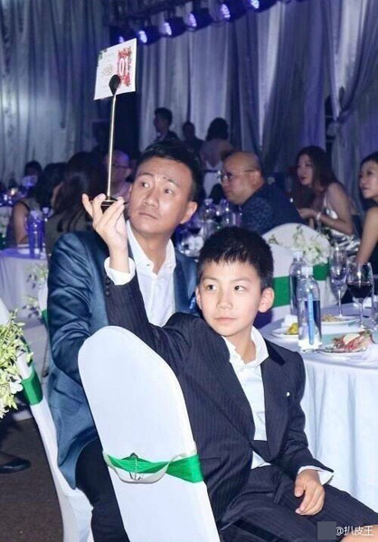 胡军儿子近照曝光 网友:康总还是这么霸气