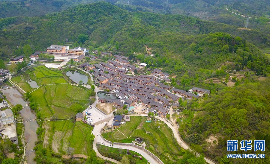 信阳新县：昔日破烂山 今日幸福塆