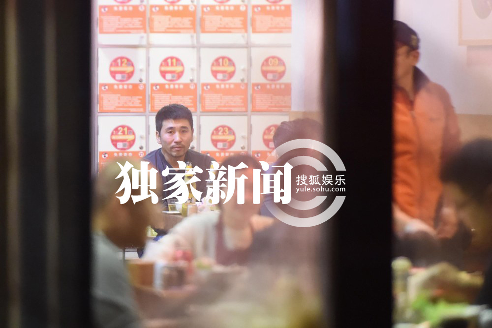 独家：沙宝亮吃火锅会友 频繁豪放举杯似路人