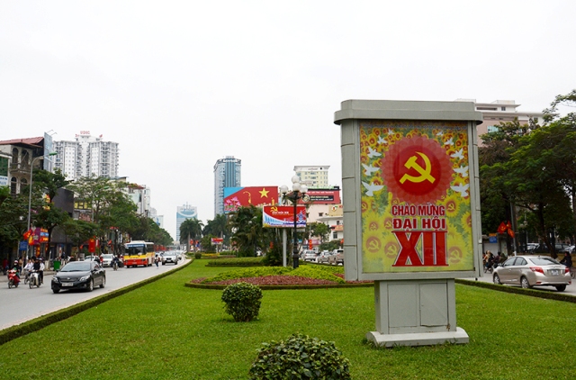 越南河内主要街道挂满彩旗,摆放鲜花迎接越南共产党第十二次全国代表