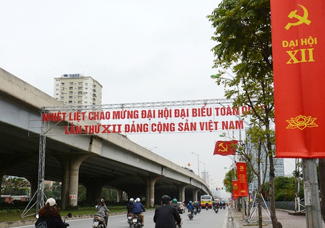 越南河内主要街道挂满彩旗,摆放鲜花迎接越南共产党第十二次全国代表