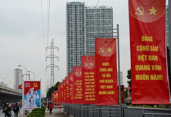 越南河内主要街道挂满彩旗,摆放鲜花迎接越南共产党第十二次全国代表