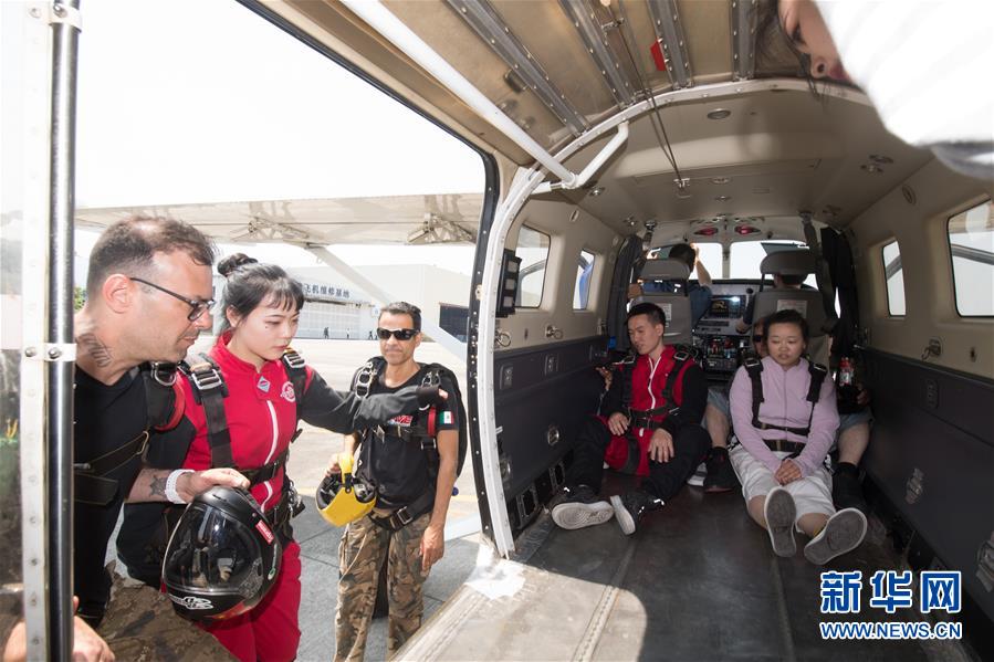 浙江建德：航空小鎮跳傘熱