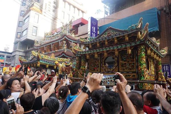 湄洲妈祖抵达台湾基隆 千人巷道迎驾祈福