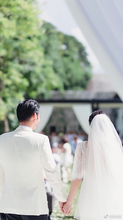 陈怡蓉结婚周年晒牵手照示爱老公跟你结婚真好