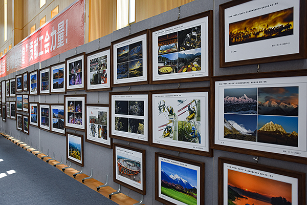 中还集中展示了自贡市各行各业一线职工为庆祝建党100周年创作的版画