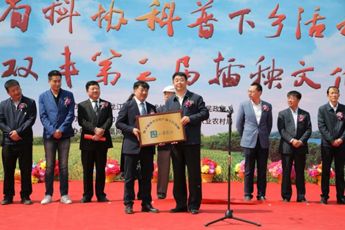 【黑龍江】【供稿】谷鎮雙豐暢遊稻作農耕之旅 萬畝稻場再續插秧文化之情