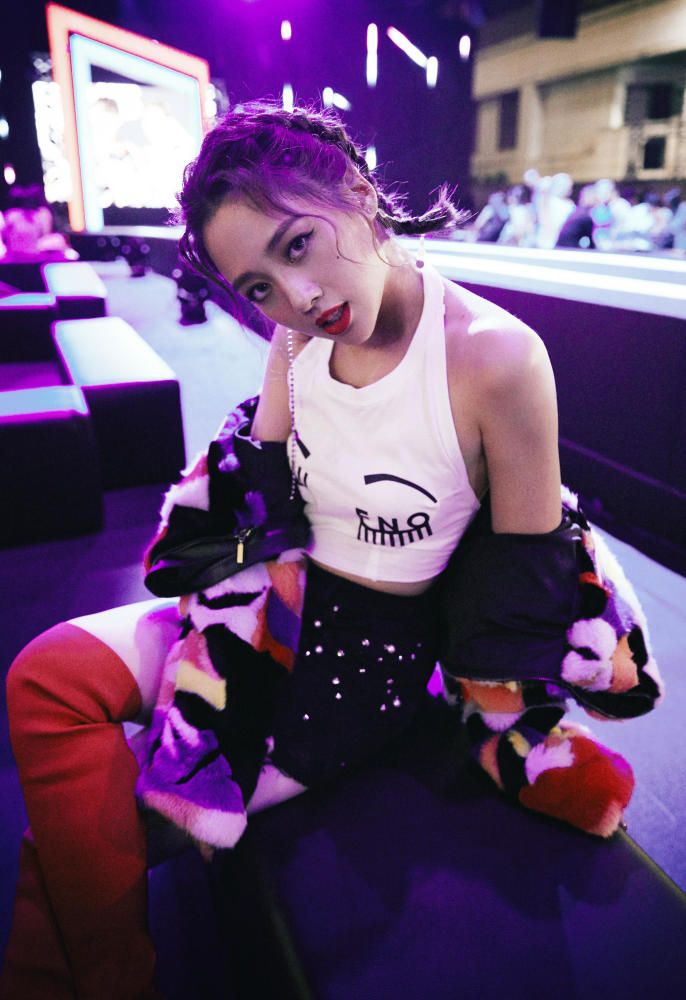 鬼鬼吴映洁露美背 妖艳红唇妩媚动人