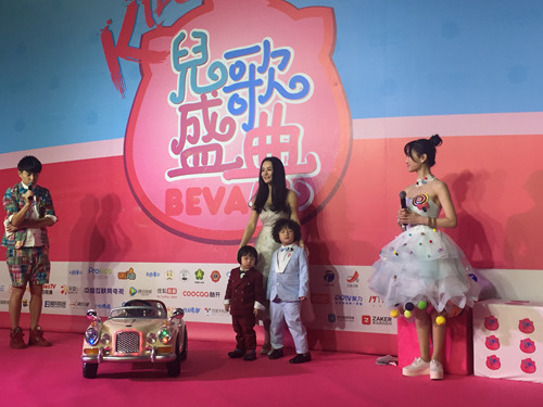 冉莹颖携两萌宝亮相盛典 与粉丝互动亲和力强