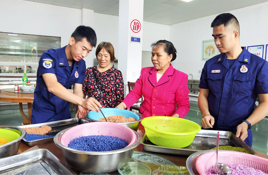 广西：消防员制作五色糯米饭庆祝壮族“三月三”