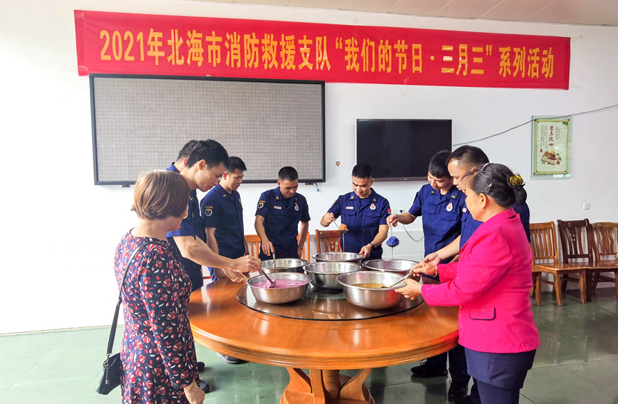 广西：消防员制作五色糯米饭庆祝壮族“三月三”