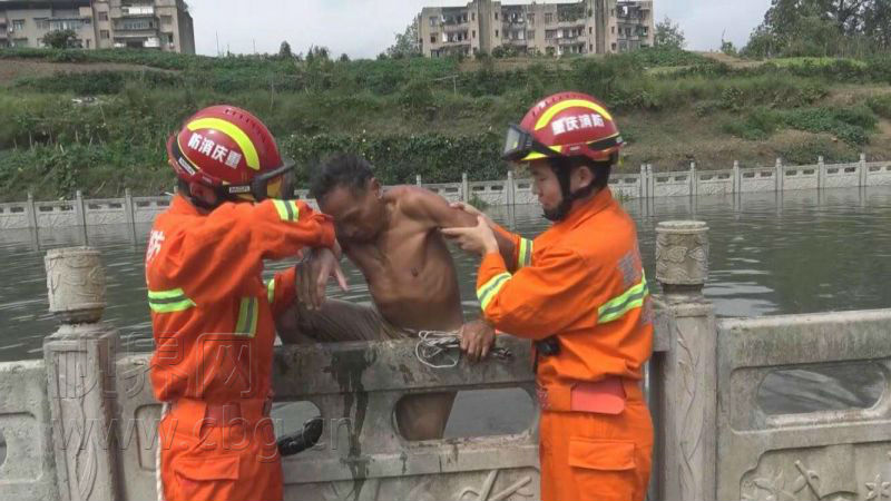 【法制安全 列表】施工遇涨水两男子被困急流 消防紧急救援脱困