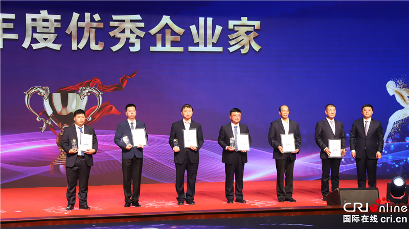 宾县委书记李莹颁发了特别贡献奖;县委副书记,县长赵洪臣颁发了2020
