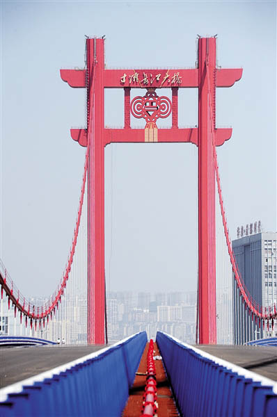 【聚焦重庆 列表】重庆寸滩大桥上演最炫"中国风" 栏杆变身"印章"