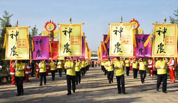 原创【CRI看山西-列表】【三晋大地-晋城】【文化三晋-列表】【首页标题】海峡两岸同胞神农炎帝故里民间拜祖典礼举行  【内容页标题】深化交流合作：海峡两岸同胞神农炎帝故里民间拜祖典礼举行