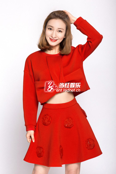 吴昕王小牙闺蜜新年写真 红裙萌装送祝福