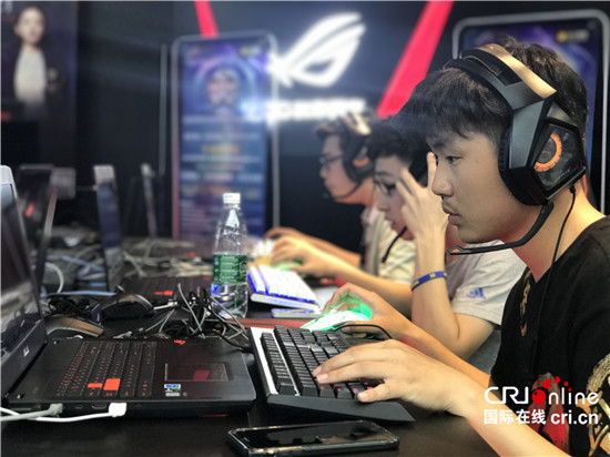 圖片默認標題 圖片默認標題_fororder_(2)經過前期報名海選,來自南京林業大學、南京工程學院、南京航空航天大學、河海大學、南京師範大學等高校的共16支戰隊突破重圍,齊聚蘇寧ROG專廳,通過16進8半決賽、8進3決賽的激烈廝殺角逐最終王者戰隊