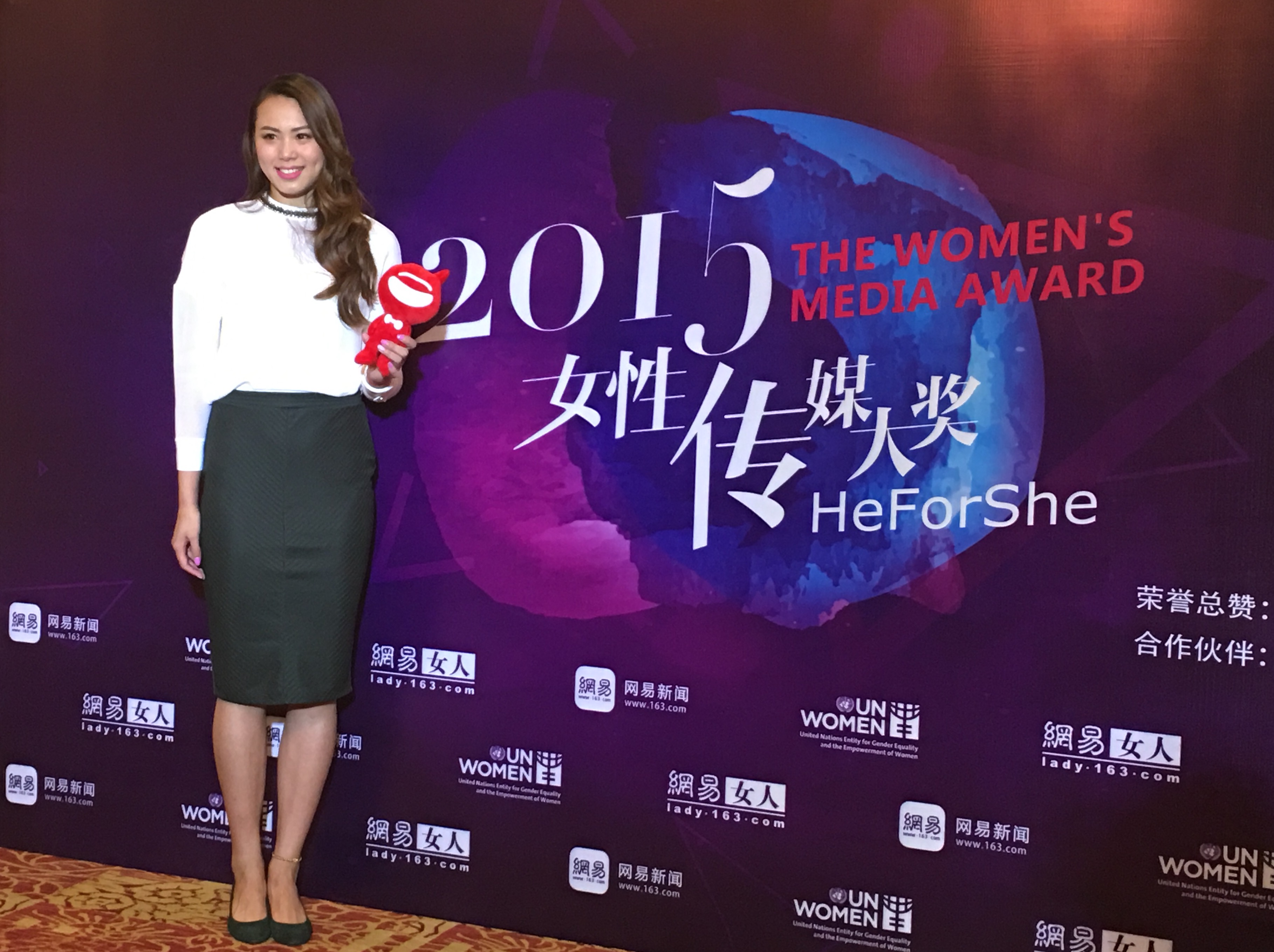 1月19日,中国女排队长曾春蕾出息了2015网易女性传媒大奖活动.