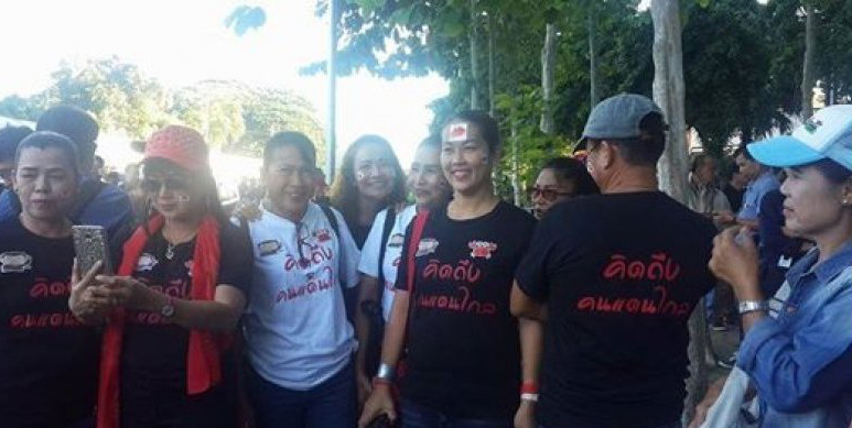 一些支持者穿着印有“[我们]想念海外的人”字样的T恤，或贴着“Phu”的螃蟹贴—— “蟹”是英拉在泰国的昵称。_fororder_2017092715245758