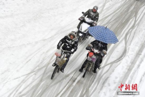 “霸王级”寒潮来袭多地大雪纷飞 棉裤预警地图出炉