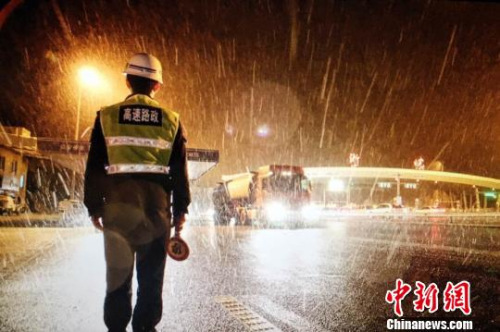 “霸王级”寒潮来袭多地大雪纷飞 棉裤预警地图出炉