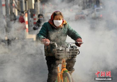 “霸王级”寒潮来袭多地大雪纷飞 棉裤预警地图出炉