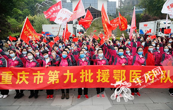 【签聚焦重庆】重庆援鄂医疗队首批返渝队员结束集中休养与家人团聚