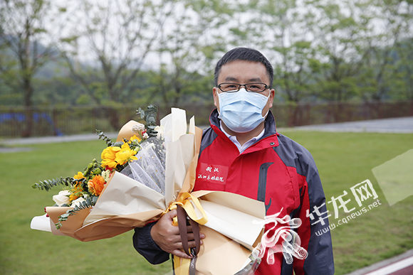 【签聚焦重庆】重庆援鄂医疗队首批返渝队员结束集中休养与家人团聚