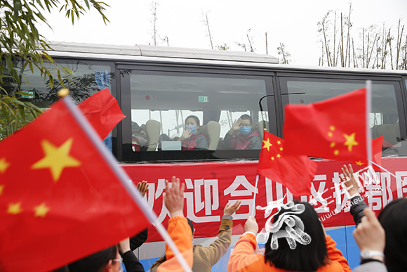 【签聚焦重庆】重庆援鄂医疗队首批返渝队员结束集中休养与家人团聚