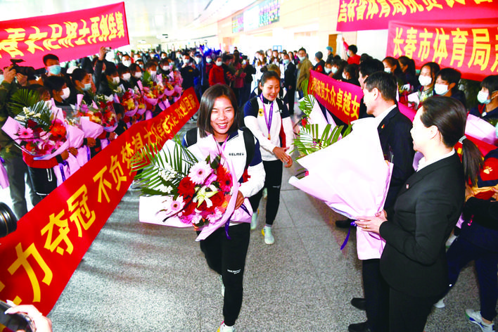 凱旋 長春女足在“龍嘉機場”受到熱烈歡迎