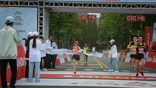 2021成都双遗马拉松鸣枪起跑 全民健身再上新台阶_fororder_全程马拉松女子组冠军王文菊-供图-都江堰市委宣传部