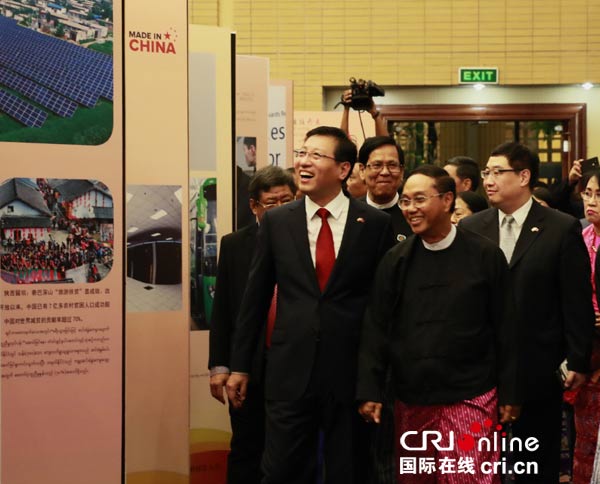 中国驻缅大使洪亮(前排左一)同缅甸副总统敏瑞共同参观"砥砺前行,继