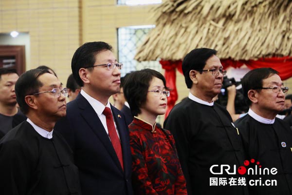 招待会开始前,洪亮大使,吴敏瑞副总统以及与会嘉